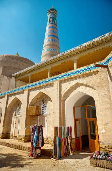 Özbekistan, Khiva, Özbekistan 'daki eski medrese yakınlarında geleneksel Özbekistan süsü bulunan etnik renkli kumaş ve eşarp