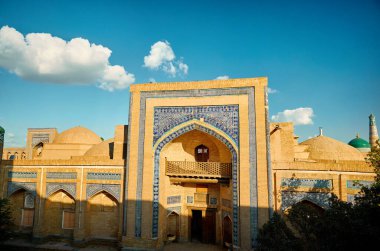 Özbekistan 'ın başkenti Khiva' nın göbeğindeki Registan 'daki eski halk meydanı kompleksinde iç avlusu olan güzel bir medrese. Orta Asya 'da turizm ve seyahat kavramı