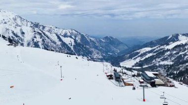 Almaty Kazakistan 'daki kayak merkezi Shymbulak' taki kar yamacındaki teleferik görüntüsü.