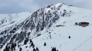 Almaty Kazakistan 'daki kayak merkezi Shymbulak' taki kar yamacındaki teleferik görüntüsü.