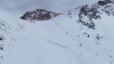 Almaty Kazakistan 'daki kayak merkezi Shymbulak' taki kar yamacındaki teleferik görüntüsü.
