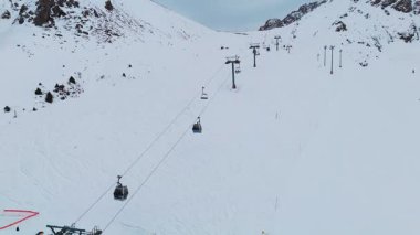 Almaty Kazakistan 'daki kayak merkezi Shymbulak' taki kar yamacındaki teleferik görüntüsü.