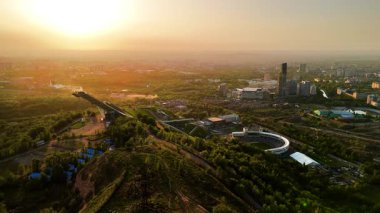 Sunkar 'ın Almaty City, Kazakistan' da günbatımında kayakla atlama kompleksinin hava aracı görüntüsü.