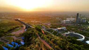 Sunkar 'ın Almaty City, Kazakistan' da günbatımında kayakla atlama kompleksinin hava aracı görüntüsü.