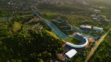 Sunkar 'ın Almaty City, Kazakistan' da günbatımında kayakla atlama kompleksinin hava aracı görüntüsü.