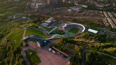 Sunkar 'ın Almaty City, Kazakistan' da günbatımında kayakla atlama kompleksinin hava aracı görüntüsü.