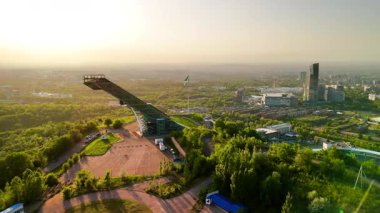 Sunkar 'ın Almaty City, Kazakistan' da günbatımında kayakla atlama kompleksinin hava aracı görüntüsü.