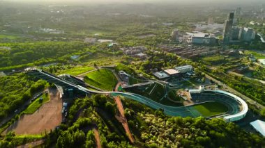 Sunkar 'ın Almaty City, Kazakistan' da günbatımında kayakla atlama kompleksinin hava aracı görüntüsü.
