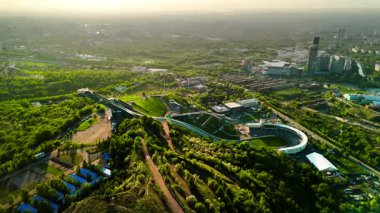 Sunkar 'ın Almaty City, Kazakistan' da günbatımında kayakla atlama kompleksinin hava aracı görüntüsü.
