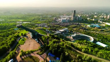 Sunkar 'ın Almaty City, Kazakistan' da günbatımında kayakla atlama kompleksinin hava aracı görüntüsü.