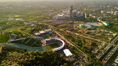Sunkar 'ın Almaty City, Kazakistan' da günbatımında kayakla atlama kompleksinin hava aracı görüntüsü.