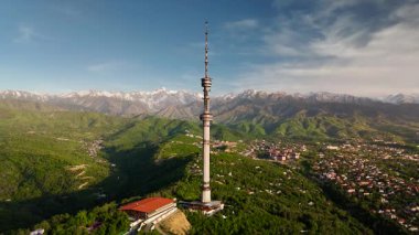 Hava aracı, sembol Almaty şehrinin yüksek televizyon kulesinin görüntüsünü ve Kazakistan 'daki kar dağlarına karşı Koktobe tepesine park ettiğini gösteriyor.