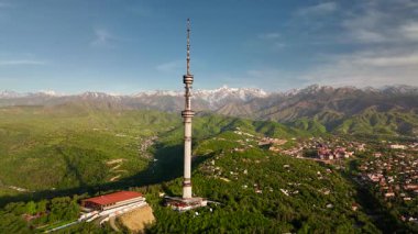 Hava aracı, sembol Almaty şehrinin yüksek televizyon kulesinin görüntüsünü ve Kazakistan 'daki kar dağlarına karşı Koktobe tepesine park ettiğini gösteriyor.