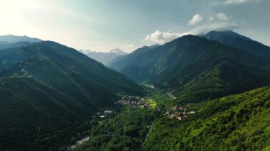 Dağların yeşil tepelerinin güzel insansız hava aracı manzarası. Ladin ormanı ve kar Almaty, Kazakistan 'da zirveye çıkıyor.