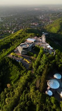 Dikey hava aracı Kazakistan 'daki kar dağlarına karşı Koktobe tepesinde dönme dolap ile parkın görüntüsünü ortaya çıkardı.