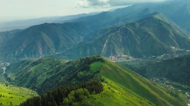 Dağların yeşil tepelerinin güzel insansız hava aracı manzarası. Ladin ormanı ve kar Almaty, Kazakistan 'da zirveye çıkıyor.