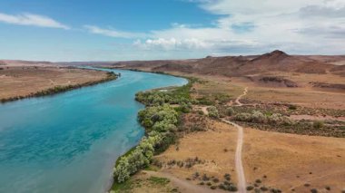 Ili Nehri ve bahar bozkırının Kazakistan 'daki bulutlu gökyüzünün hava görüntüsü.