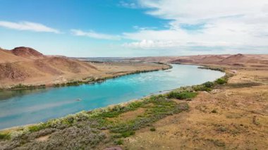 Ili Nehri ve bahar bozkırının Kazakistan 'daki bulutlu gökyüzünün hava görüntüsü.