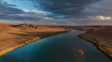 Ili Nehri ve bahar bozkırının Kazakistan 'daki bulutlu gökyüzünün hava görüntüsü.