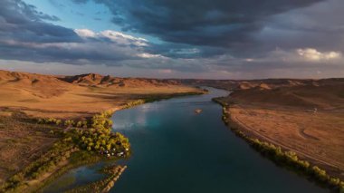 Ili Nehri ve bahar bozkırının Kazakistan 'daki bulutlu gökyüzünün hava görüntüsü.
