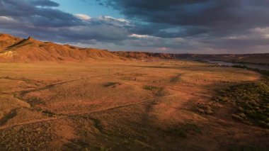 Ili Nehri ve bahar bozkırının Kazakistan 'daki bulutlu gökyüzünün hava görüntüsü.
