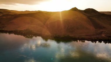 Ili Nehri ve bahar bozkırlarının hava görüntüsü Kazakistan 'da günbatımında bulutlu gökyüzü