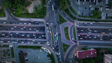 Almaty City, Kazakistan 'da alacakaranlıkta hava aracı otoyolu kavşağı kavşağı trafik sıkışıklığı ile üst aşağı görünüm