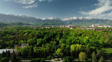 Yeşil Park Hill Vadisi 'ndeki evlerin hava aracı manzarası. Kar dağlarının manzarası. Almaty City, Kazakistan' daki mavi gökyüzü arka planı.