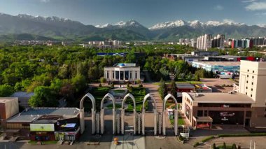 Atakent Meydanı 'nın hava aracı manzaralı kemer karınca caddesi ve sabah Almaty şehrinde güneş doğarken ulaşım trafiği ile birlikte Kazakistan