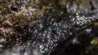 Güzel manzara dağ nehri ve taşlar. Orta Asya 'daki Tien Shan geçidinde su yavaş çekimde akıyor.