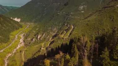 Dağlardaki yılansı patika manzarasının ve Kazakistan, Almaty 'deki yeşil tepelerin tepelerinin tepesinde güzel bir hava aracı var.