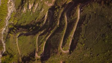 Dağlardaki yılansı patika manzarasının ve Kazakistan, Almaty 'deki yeşil tepelerin tepelerinin tepesinde güzel bir hava aracı var.