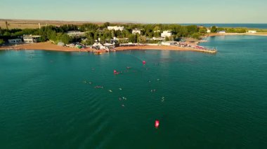 Orta Asya, Kazakistan 'daki Açık Su Yüzme Yarışı' nda Atletizm Yüzücüsü 'nün havadan görünüşü