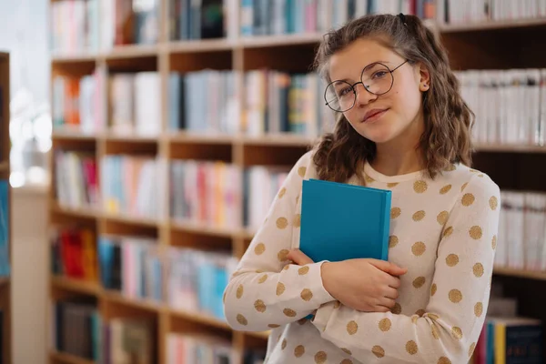 Teen Girl Pile Books Young Girl Holding Book Shelves Background — Stockfoto