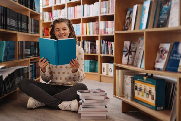 Μια Έφηβη Ανάμεσα Ένα Σωρό Βιβλία Ένα Νεαρό Κορίτσι Διαβάζει — Φωτογραφία Αρχείου