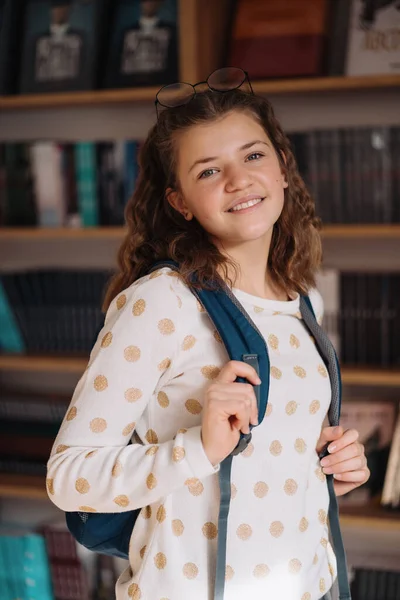 Щаслива Дівчина Підліток Або Студент Бібліотеці Носити Рюкзак Люди Знання — стокове фото