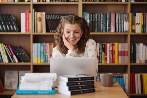 Привлекательная Счастливая Девочка Студентка Учится Библиотеке Колледжа Сидит Столом Пользуется — стоковое фото