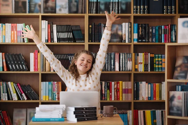 Attraktiv Glad Ung Flicka Student Studerar College Biblioteket Sitter Vid — Stockfoto