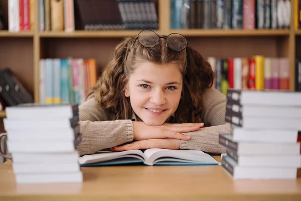 Attractive Happy Young Girl Student Studying College Library Sitting Desk — Stockfoto