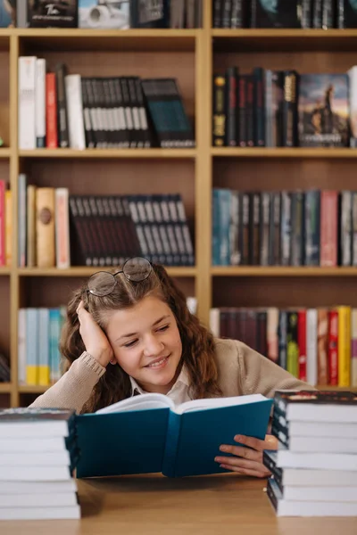 魅力的な幸せな若い女の子の学生は大学図書館で勉強し 机に座って — ストック写真