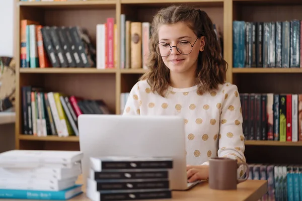 Ελκυστική Χαρούμενη Νεαρή Μαθήτρια Που Σπουδάζει Στη Βιβλιοθήκη Του Κολεγίου Εικόνα Αρχείου
