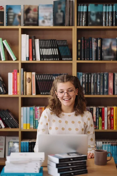 Ελκυστική Χαρούμενη Νεαρή Μαθήτρια Που Σπουδάζει Στη Βιβλιοθήκη Του Κολεγίου Royalty Free Εικόνες Αρχείου