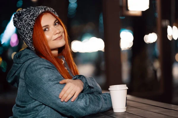 Girl Drinking Hot Coffee While Sitting Table Evening City Market — Stockfoto