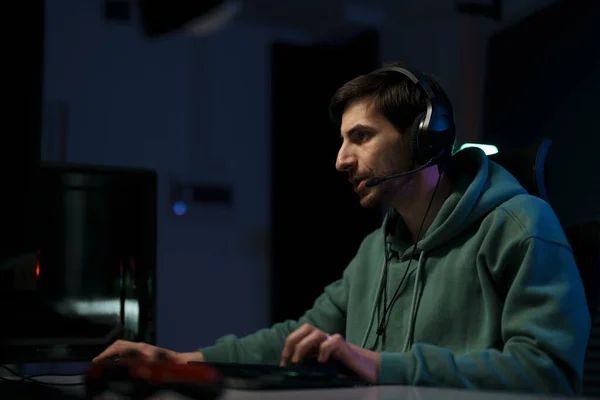 Jugador Ciberdeporte Masculino Concentrado Que Usa Auriculares Juega Videojuegos Que — Foto de Stock