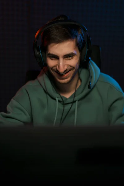 Ενθουσιασμένος Νεαρός Άνδρας Gamer Cybersport Στα Ακουστικά Χαμογελώντας Ευτυχισμένα Ενώ — Φωτογραφία Αρχείου