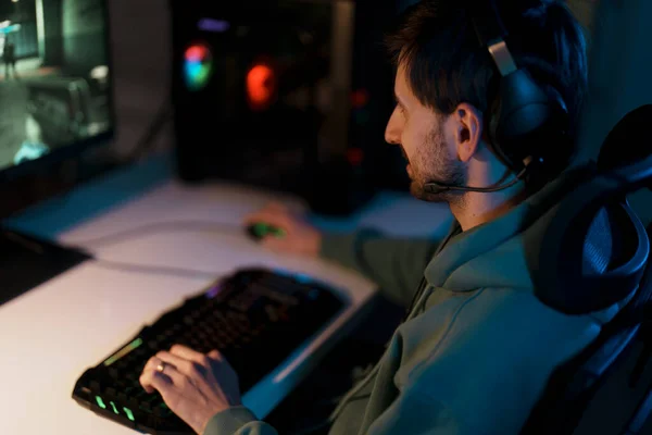 Πλάτη Άποψη Υψηλή Γωνία Του Αρσενικού Gamer Cybersport Σύγχρονα Ακουστικά — Φωτογραφία Αρχείου