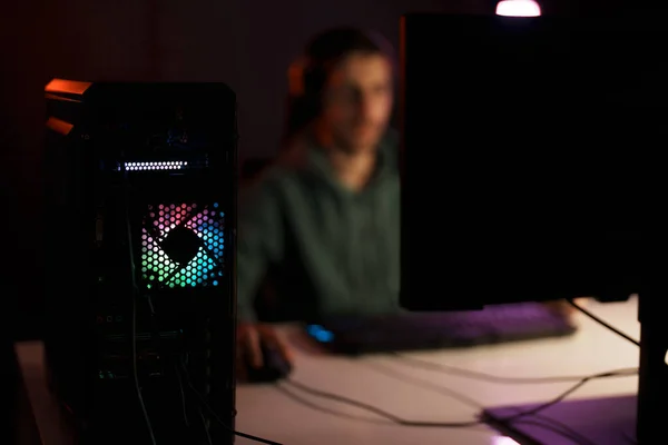 Koncentrált Férfi Cybersport Játékos Visel Headset Videojáték Amelynek Csata Sötét — Stock Fotó