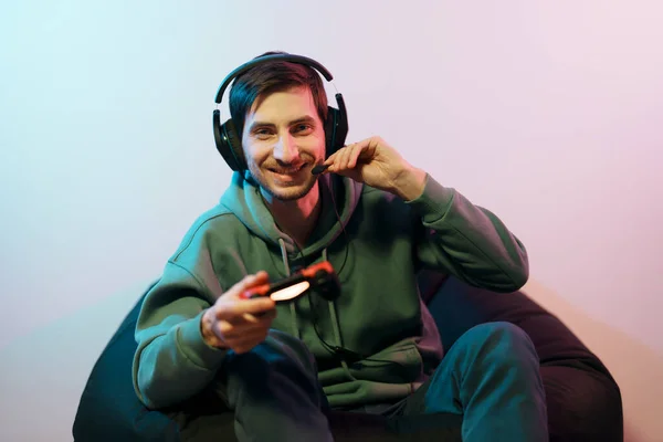 Jovem Sorrindo Jogador Masculino Usando Fone Ouvido Com Microfone Usando — Fotografia de Stock