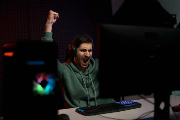 Junge Glückliche Männliche Cybersport Spieler Mit Erhobenen Fäusten Schreiend Während — Stockfoto