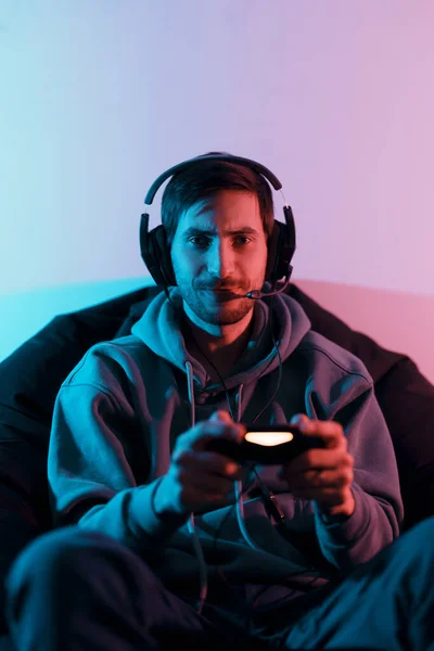 Unga Leende Manliga Gamer Bär Headset Med Mikrofon Och Använder — Stockfoto